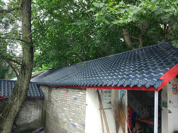 屋頂上的合成樹脂瓦為什么會有響聲？