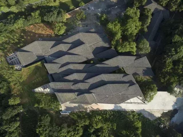 青瓦灰墻，高瓴飛檐，處處消磨時光