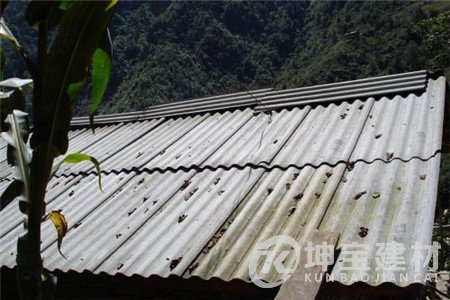 如何判斷自家屋頂上的石棉瓦是否要拆除？