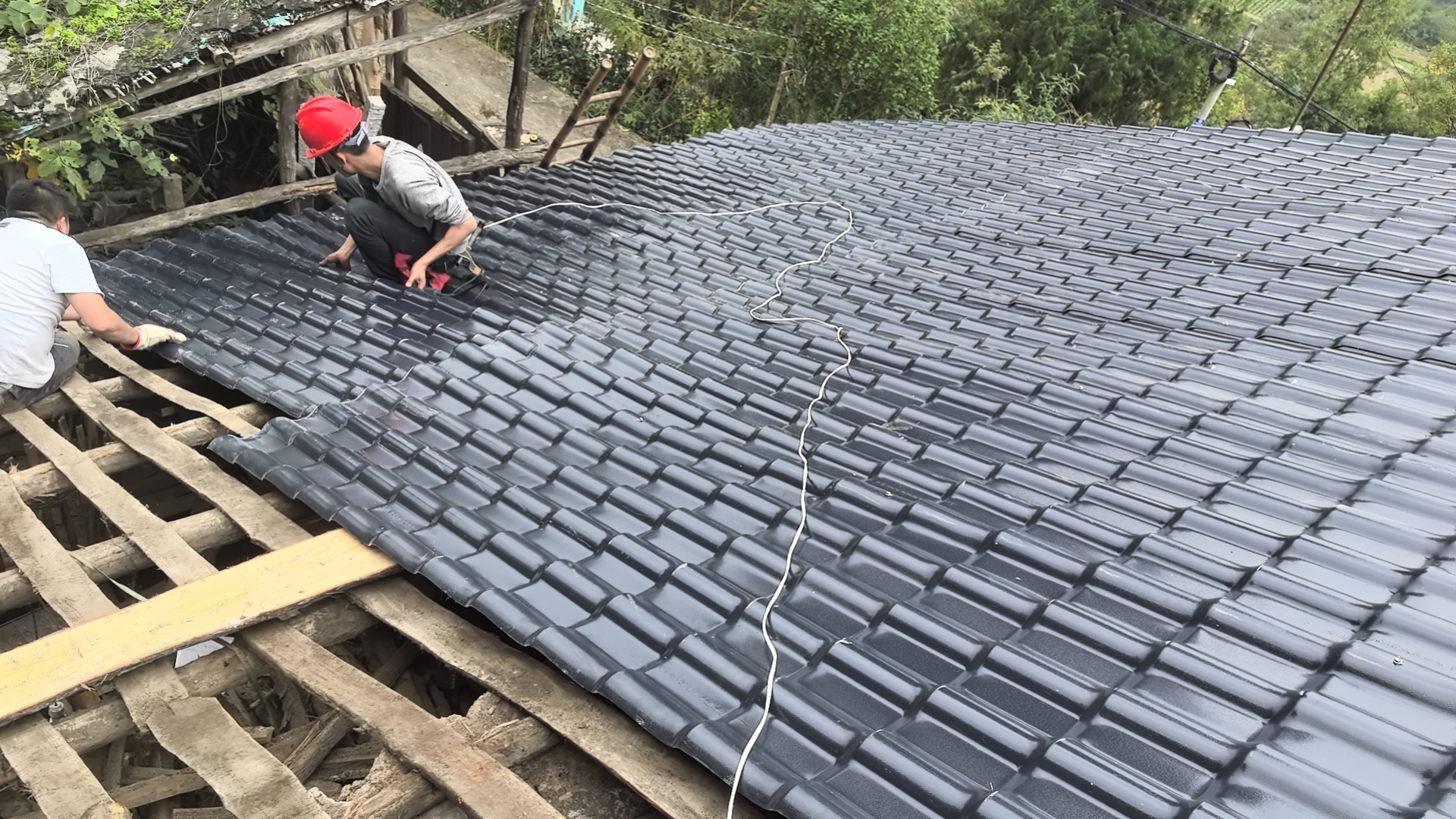 樹(shù)脂瓦施工全流程指南：從選材到驗(yàn)收，避開(kāi)90%的漏水隱患